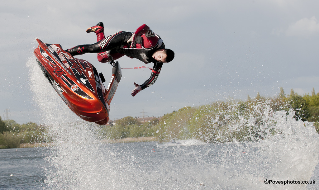 Freestyle triukai su vandens motociklu